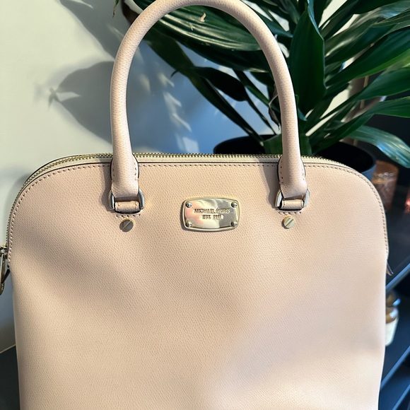 Beautiful Blush color Michael Kors handle bag 💖 - Picture 2 of 7
